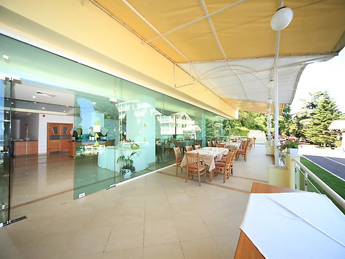 Hotel Mirage Sunny Day (12 / 13)